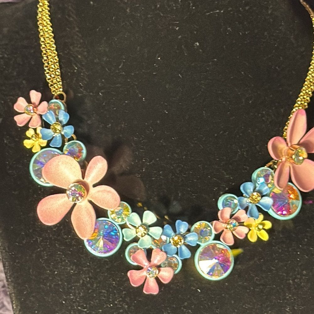 Betsey Johnson  Floral cluster necklace - Picture 5 of 8